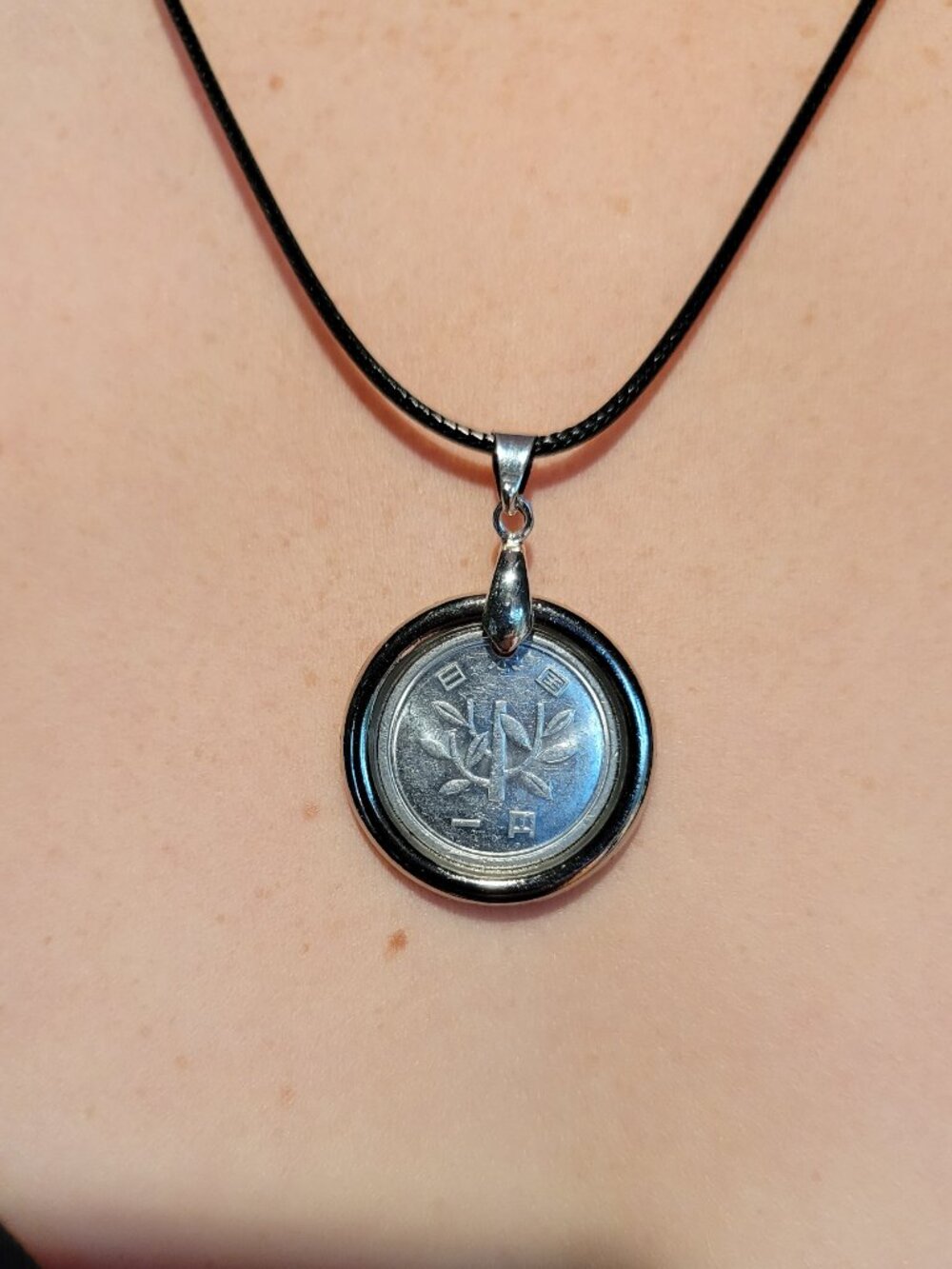 2008 Japanese 1 Yen Coin Pendant - Handcrafted Vintage Coin Resin Necklace - Picture 4 of 4